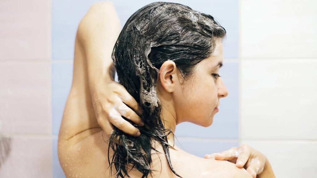Técnicas de pré-shampoo para preservar a saúde de cabelos frágeis