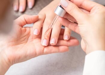 O melhor sérum natural para fortalecer unhas fracas e cutículas secas