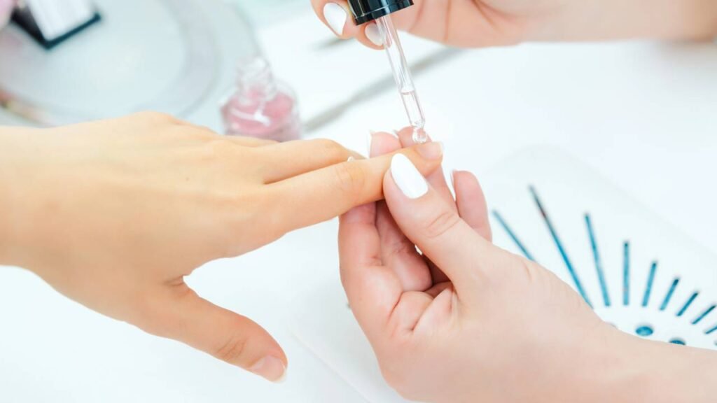 O melhor sérum natural para fortalecer unhas fracas e cutículas secas