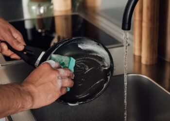 Cansada de esfregar panela queimada? Essa técnica resolve sem esforço