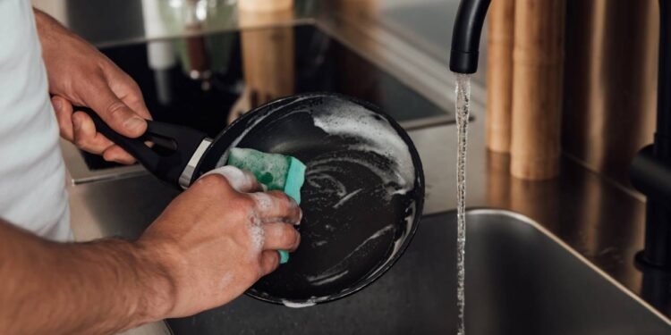 Cansada de esfregar panela queimada? Essa técnica resolve sem esforço