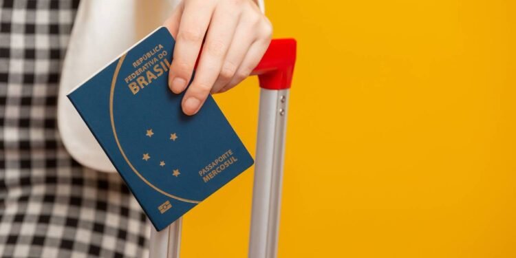 Passaporte brasileiro ganha força e facilita viagens internacionais - Créditos: depositphotos.com / moviafilmes