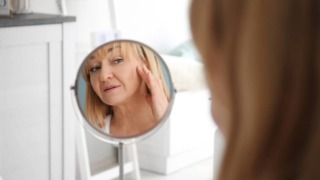 5 hábitos diários que estão envelhecendo sua pele sem você perceber