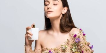 Dermatologistas alertam que aplicar perfume no pescoço pode acelerar o envelhecimento