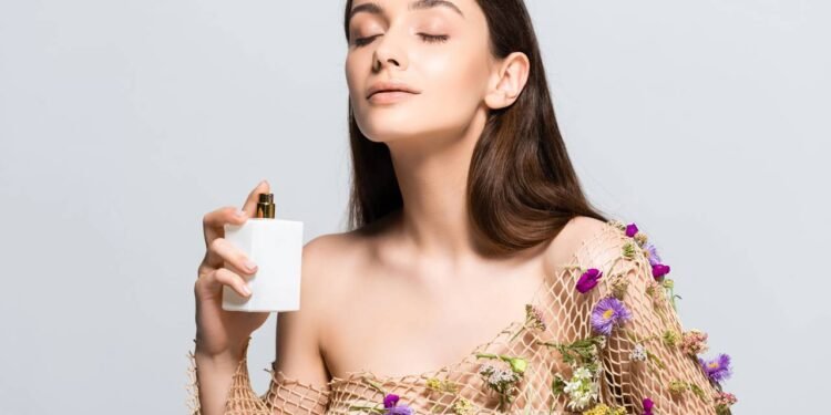 Dermatologistas alertam que aplicar perfume no pescoço pode acelerar o envelhecimento