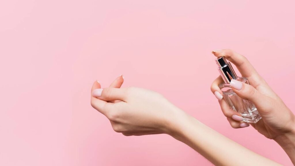 Dermatologistas alertam que aplicar perfume no pescoço pode acelerar o envelhecimento