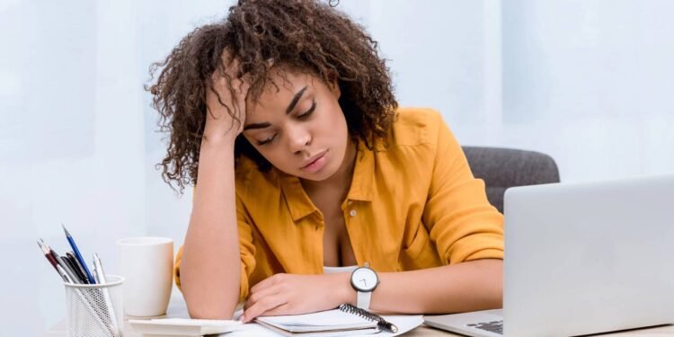 Mesmo dormindo bem você acorda cansado? Harvard explica o motivo mais comum