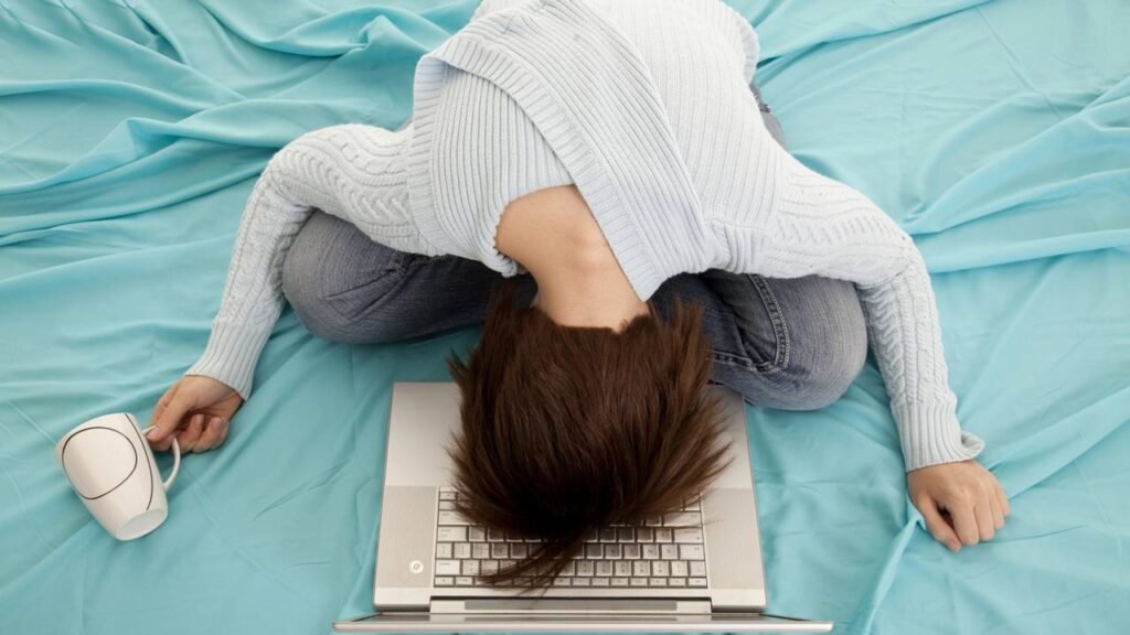 Mesmo dormindo bem você acorda cansado? Harvard explica o motivo mais comum