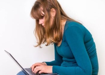 Alongamentos para corrigir a postura e evitar dores em quem fica sentado o dia inteiro