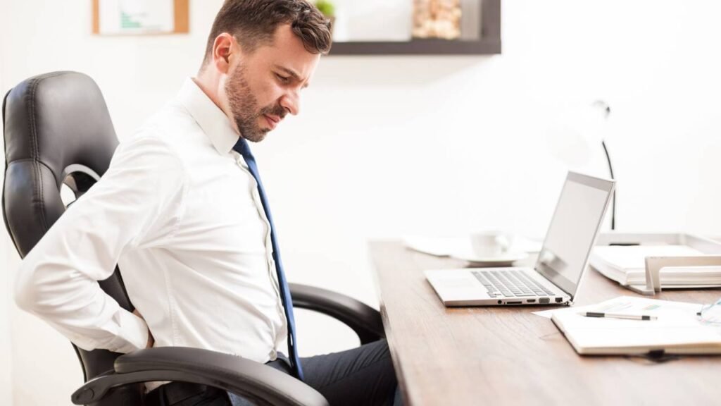 Alongamentos para corrigir a postura e evitar dores em quem fica sentado o dia inteiro