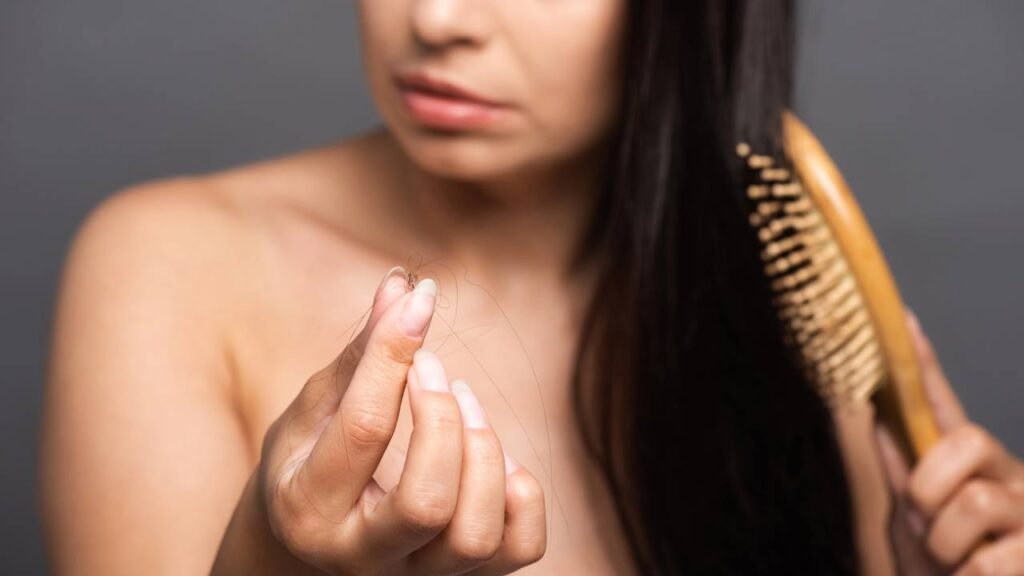 O maior vilão da queda de cabelo pode estar na sua rotina emocional