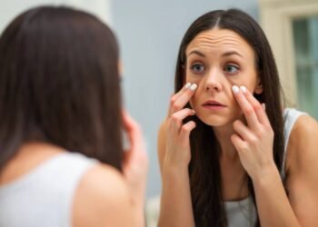 O gesto automático ao acordar que pode deixar seu rosto ainda mais inchado