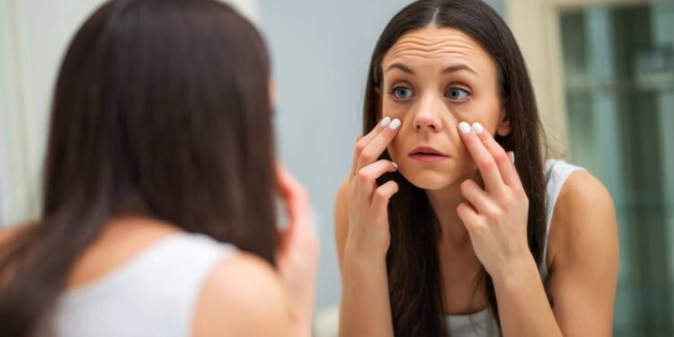 O gesto automático ao acordar que pode deixar seu rosto ainda mais inchado