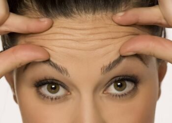 3 erros que você comete no calor e que aceleram as rugas durante a noite