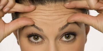 3 erros que você comete no calor e que aceleram as rugas durante a noite