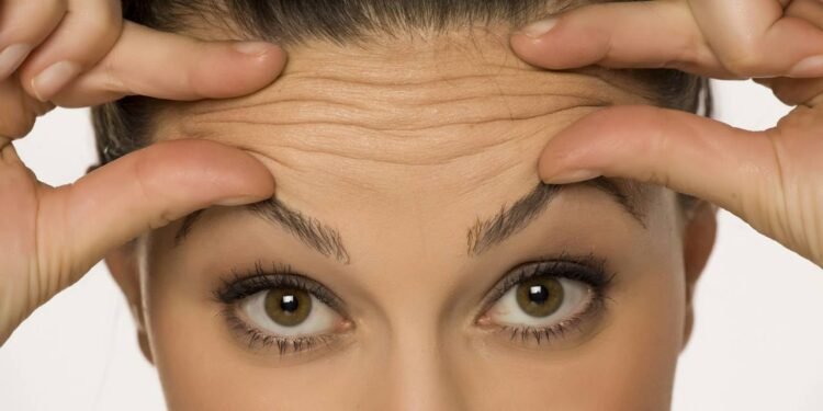 3 erros que você comete no calor e que aceleram as rugas durante a noite