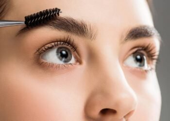 Truques caseiros para manter sobrancelhas impecáveis sem salão