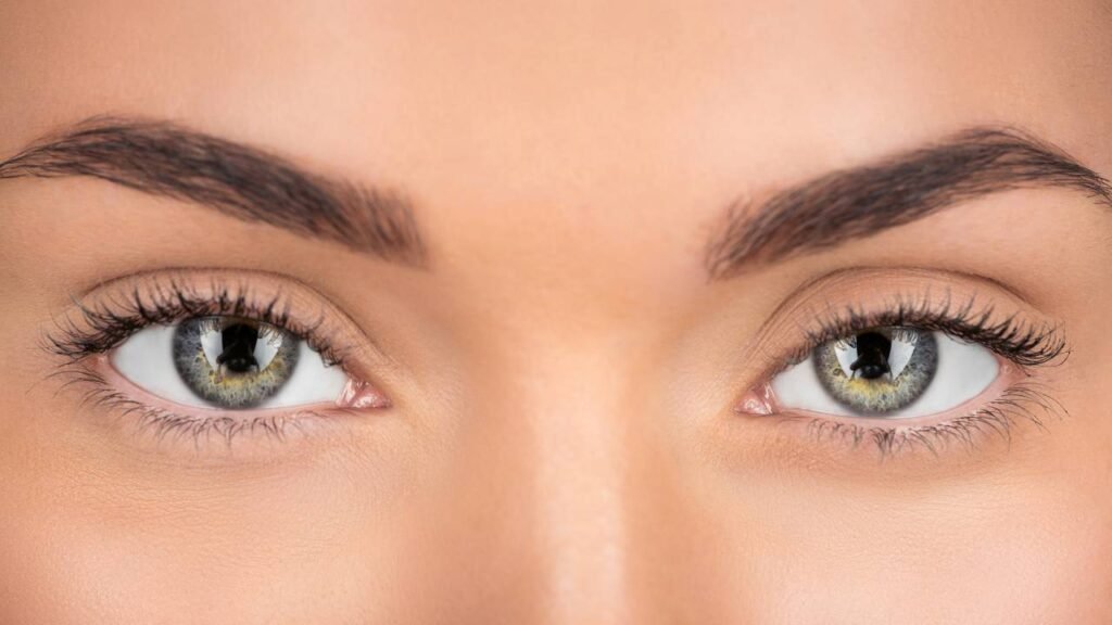 Truques caseiros para manter sobrancelhas impecáveis sem salão
