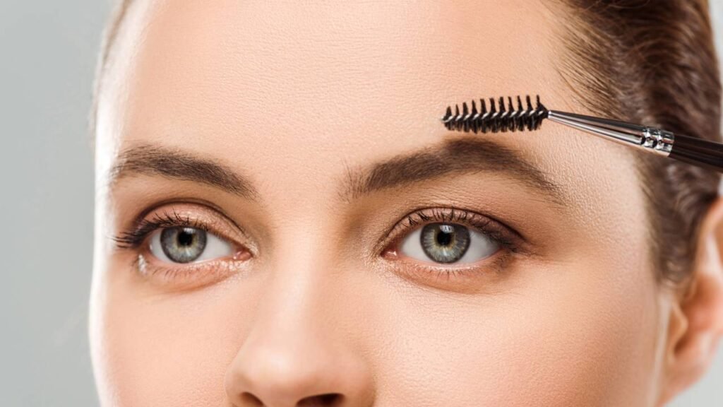 Truques caseiros para manter sobrancelhas impecáveis sem salão