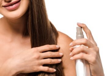 Spray natural que engrossa os fios a cada aplicação e devolve volume perdido