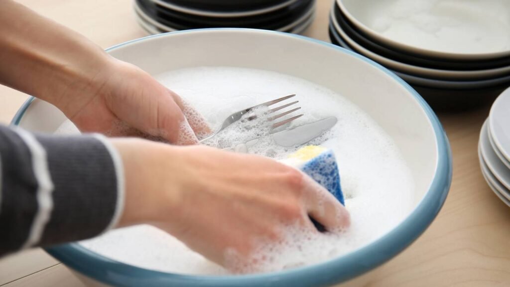 Talheres parecem velhos e encardidos? Com 3 ingredientes, eles voltam a brilhar