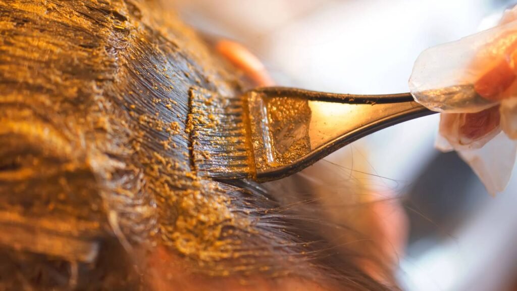 Cabelo ressecado por tintura? Essa receita devolve a cor sem danificar