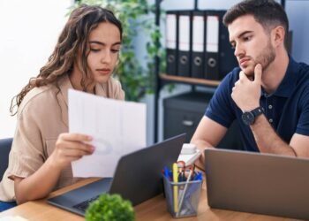 Conviver com colegas tóxicos no trabalho pode estar te adoecendo sem você perceber