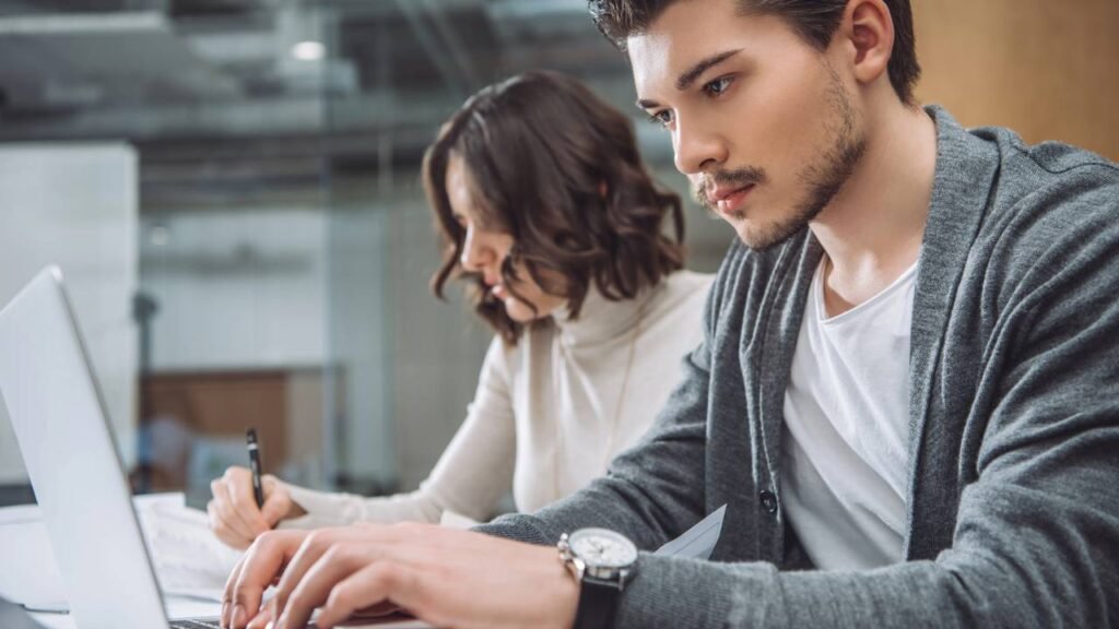 Conviver com colegas tóxicos no trabalho pode estar te adoecendo sem você perceber