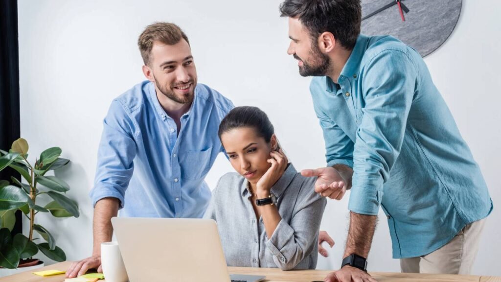 Conviver com colegas tóxicos no trabalho pode estar te adoecendo sem você perceber