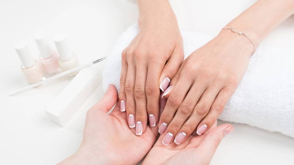 5 hábitos que enfraquecem suas unhas e como reverter isso em casa