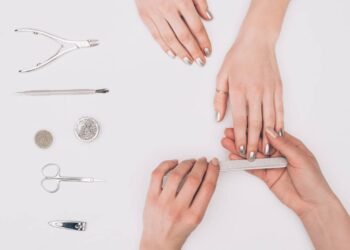 Dicas caseiras para eliminar o amarelado das unhas e devolver o brilho natural