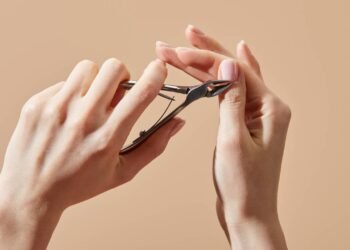 5 hábitos que enfraquecem suas unhas e como reverter isso em casa