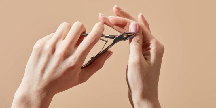 5 hábitos que enfraquecem suas unhas e como reverter isso em casa