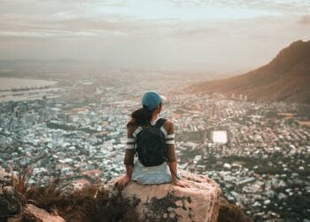 Viajar sozinho ou em grupo no ano novo? Entenda qual combina mais com você