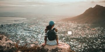 Viajar sozinho ou em grupo no ano novo? Entenda qual combina mais com você