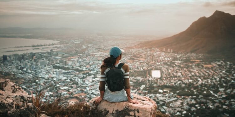 Viajar sozinho ou em grupo no ano novo? Entenda qual combina mais com você