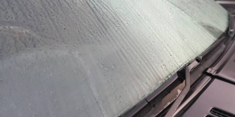 Como acabar com os vidros embaçados do carro utilizando uma batata