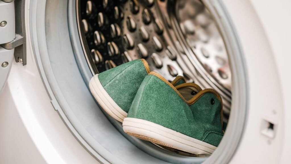 Como lavar tênis na máquina da forma correta sem danificar nem fazer barulho
