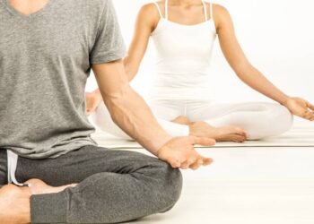 Como praticar yoga para corrigir a postura e fortalecer seu corpo de dentro para fora