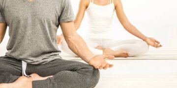 Como praticar yoga para corrigir a postura e fortalecer seu corpo de dentro para fora