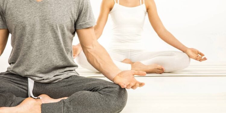 Como praticar yoga para corrigir a postura e fortalecer seu corpo de dentro para fora