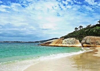Turistas estão trocando o Caribe por essa ilha controlada no sul do Brasil