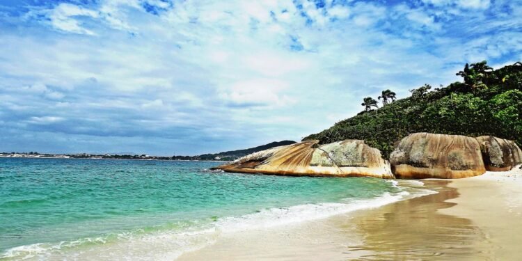 Turistas estão trocando o Caribe por essa ilha controlada no sul do Brasil