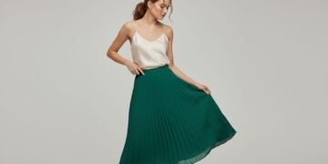 Adeus visual pesado, essa saia reta traz leveza e elegância sem esforço