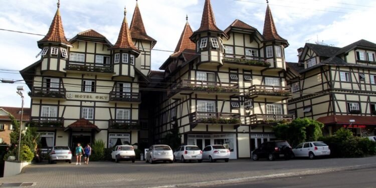 A cidade que conquistou o coração dos turistas com charme europeu e cafés temáticos