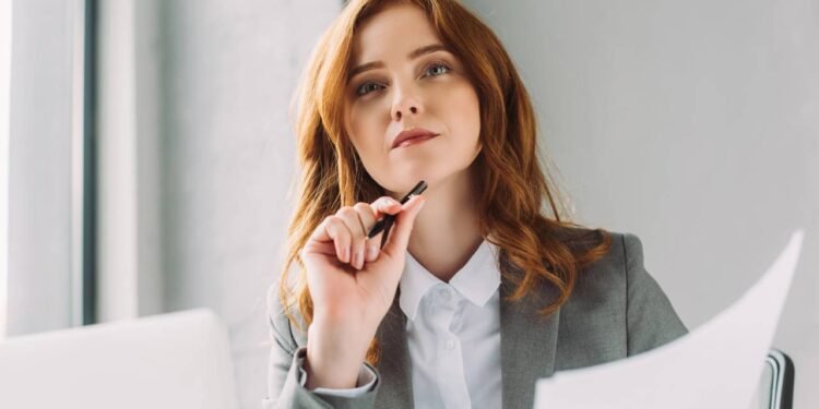 Muitas advogadas buscam uma aparência que transmita seriedade e elegância - Créditos: depositphotos.com / IgorVetushko