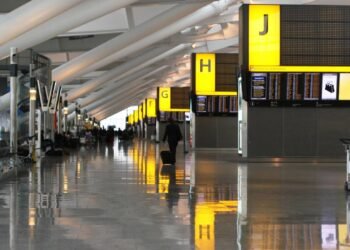 Uma área do aeroporto acionou o protocolo de emergência e foi evacuada após a descoberta de bagagens suspeitas