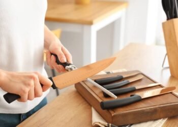 Veja como afiar suas facas em 5 minutos, sem precisar jogar fora