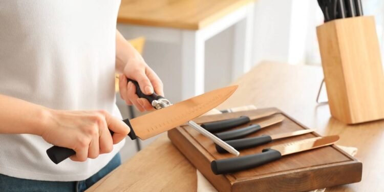 O truque doméstico que renova o fio das facas sem esforço - Créditos: depositphotos.com / serezniy