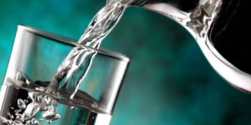 Qual a diferença entre se hidratar com água com gás e sem gás?